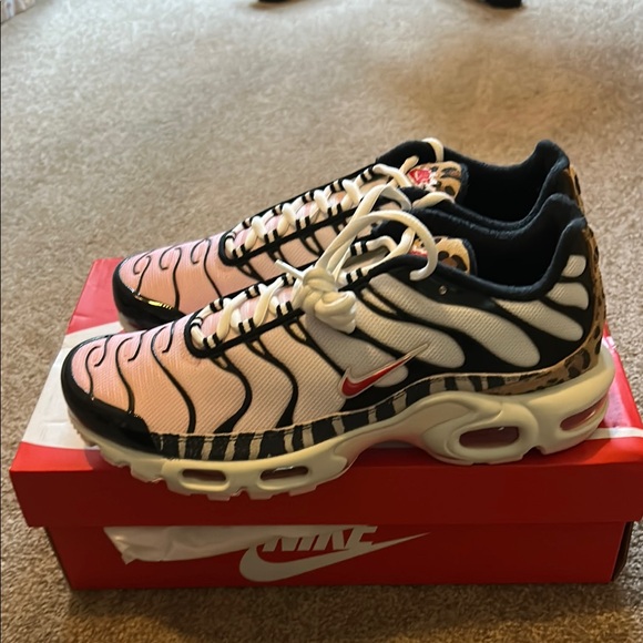 Nike Shoes - NIB RARE Nike Air Max Plus Sneakers White and Black with Leopard size 9.5